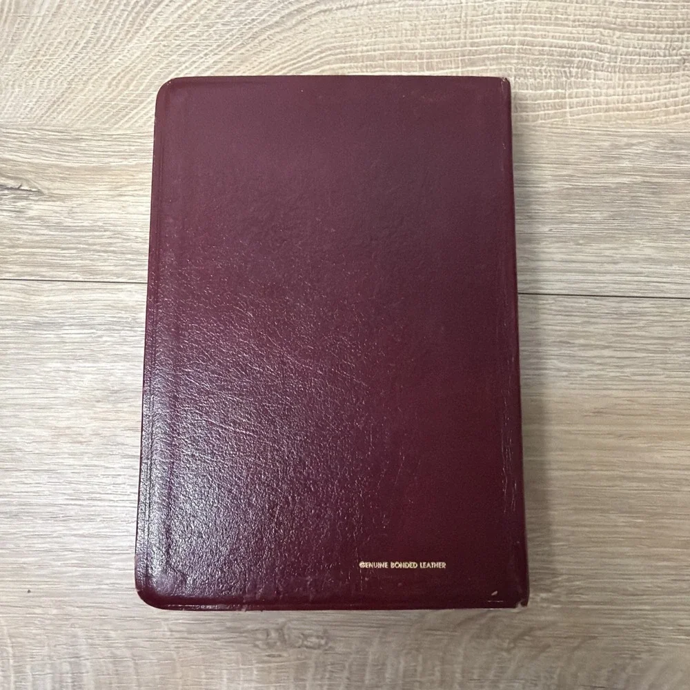 Holy Bible New King James Version‎ Red Letter Edition Bonded Leather Gold Edge